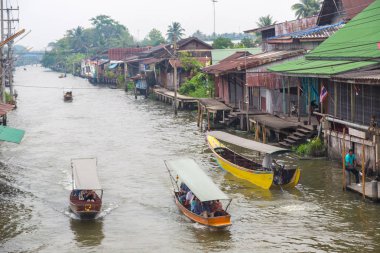 Bangkok, Tayland - 22 Mart 2018: Yüzen pazarda Tayland bir yaz günü