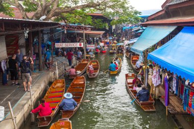 Bangkok, Tayland - 22 Mart 2018: Yüzen pazarda Tayland bir yaz günü