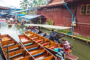 Bangkok, Tayland - 22 Mart 2018: Yüzen pazarda Tayland bir yaz günü