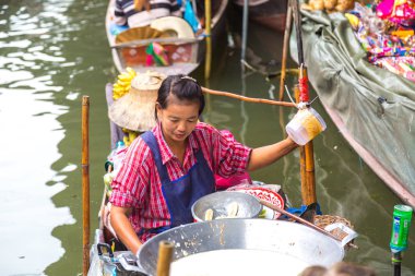 Bangkok, Tayland - 22 Mart 2018: Yüzen pazarda Tayland bir yaz günü
