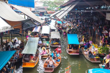 Bangkok, Tayland - 22 Mart 2018: Yüzen pazarda Tayland bir yaz günü