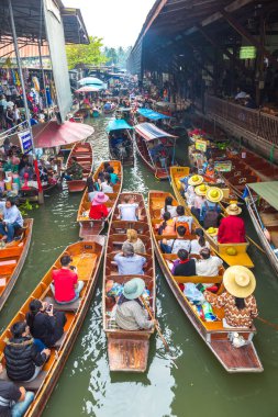 Bangkok, Tayland - 22 Mart 2018: Yüzen pazarda Tayland bir yaz günü