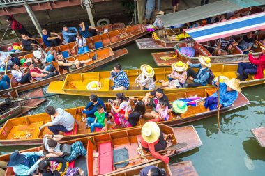 Bangkok, Tayland - 22 Mart 2018: Yüzen pazarda Tayland bir yaz günü