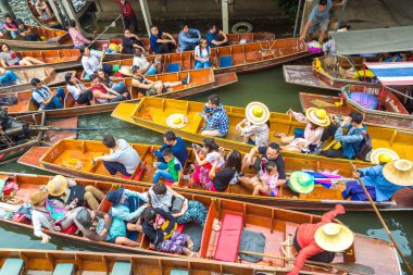 Bangkok, Tayland - 22 Mart 2018: Yüzen pazarda Tayland bir yaz günü