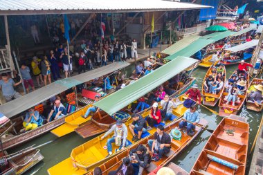 Bangkok, Tayland - 22 Mart 2018: Yüzen pazarda Tayland bir yaz günü