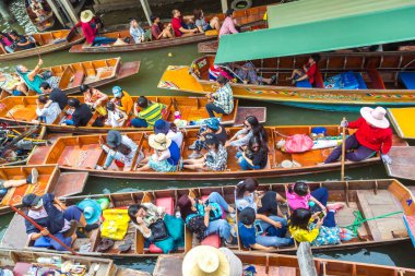 Bangkok, Tayland - 22 Mart 2018: Yüzen pazarda Tayland bir yaz günü