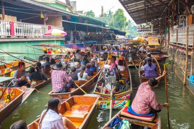 Bangkok, Tayland - 22 Mart 2018: Yüzen pazarda Tayland bir yaz günü
