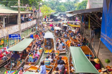 Bangkok, Tayland - 22 Mart 2018: Yüzen pazarda Tayland bir yaz günü