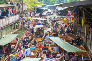 Bangkok, Tayland - 22 Mart 2018: Yüzen pazarda Tayland bir yaz günü