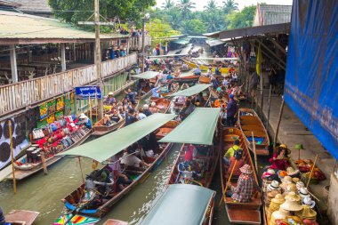 Bangkok, Tayland - 22 Mart 2018: Yüzen pazarda Tayland bir yaz günü