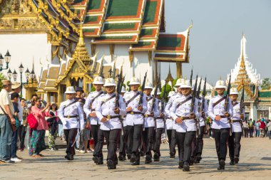 Bangkok, Tayland - 22 Mart 2018: Kings muhafız Grand Royal Palace Bangkok bir yaz günü içinde