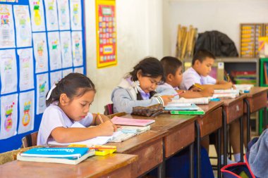 Bangkok, Tayland - 22 Mart 2018: Tay okul içinde bir yaz günü Tayland üniformalı