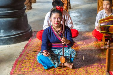 Chiang Rai, Tayland - 29 Mart 2018: Müzisyen Chiang Rai, Tayland bir yaz günü'Baan Barajı Müzesinde (siyah tapınak)