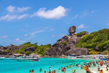 Similan, Tayland - 21 Mart 2018: Tropikal peyzaj Similan Adaları, bir yaz günü Tayland