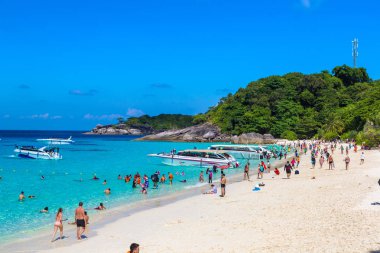Similan, Tayland - 21 Mart 2018: Tropikal peyzaj Similan Adaları, bir yaz günü Tayland