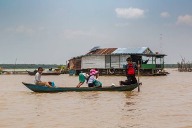Chong Khneas, Kamboçya - 11 Haziran 2018: Chong Khneas kayan köyü yakınlarında Siem Reap, Kamboçya'da bir yaz günü
