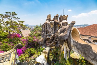 Da Lat, Vietnam - 19 Haziran 2018: Vietnam'da Dalat, bir yaz günü çılgın House (asmak Nga guesthouse)