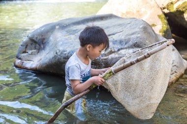 Sapa, Vietnam - 19 Haziran 2018: Çocuk Sapa, Lao Cai, Vietnam nehirde bir yaz günü Balık tutma