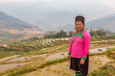 Sapa, Vietnam - 19 Haziran 2018: bir yaz günü Terraced pirinç alan Sapa, Lao Cai, Vietnam, geleneksel giysiler giyen kadın