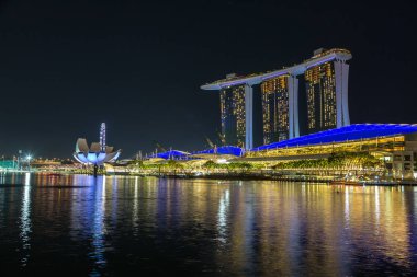 SINGAPORE - 23 Haziran 2018 Marina Bay Sands Oteli ve Sanat ve Bilim Müzesi Yaz Gecesi