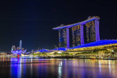 SINGAPORE - 23 Haziran 2018 Marina Bay Sands Oteli ve Sanat ve Bilim Müzesi Yaz Gecesi