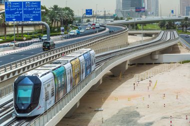 Dubai, Birleşik Arap Emirlikleri - 26 Haziran 2018: Yeni modern tramvay içinde Dubai, İngiltere