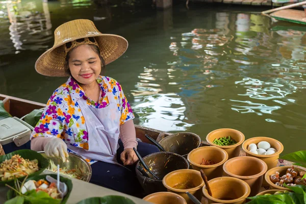 Bangkok, Tayland - 22 Mart 2018: Yüzen pazarda Tayland bir yaz günü