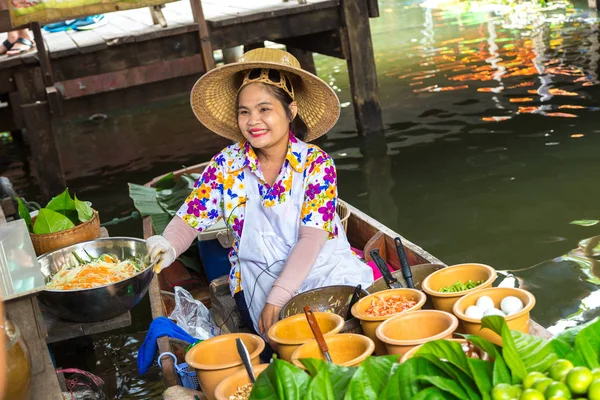Bangkok, Tayland - 22 Mart 2018: Yüzen pazarda Tayland bir yaz günü