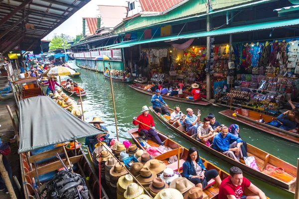 Bangkok, Tayland - 22 Mart 2018: Yüzen pazarda Tayland bir yaz günü