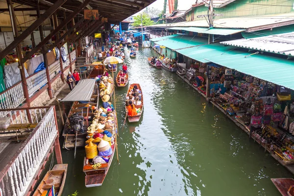 Bangkok, Tayland - 22 Mart 2018: Yüzen pazarda Tayland bir yaz günü