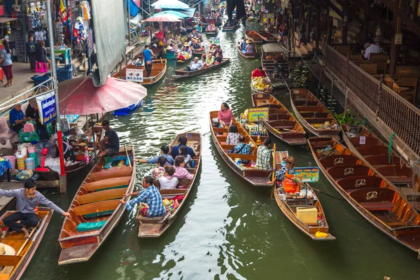 Bangkok, Tayland - 22 Mart 2018: Yüzen pazarda Tayland bir yaz günü