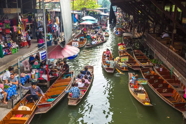 Bangkok, Tayland - 22 Mart 2018: Yüzen pazarda Tayland bir yaz günü