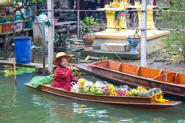 Bangkok, Tayland - 22 Mart 2018: Yüzen pazarda Tayland bir yaz günü