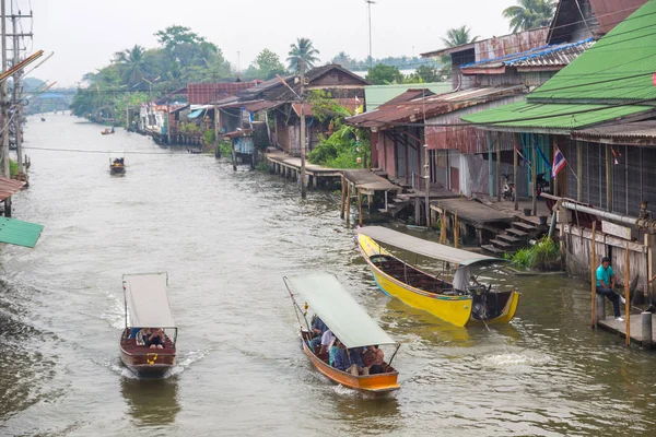 Bangkok, Tayland - 22 Mart 2018: Yüzen pazarda Tayland bir yaz günü