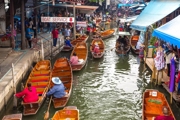 Bangkok, Tayland - 22 Mart 2018: Yüzen pazarda Tayland bir yaz günü