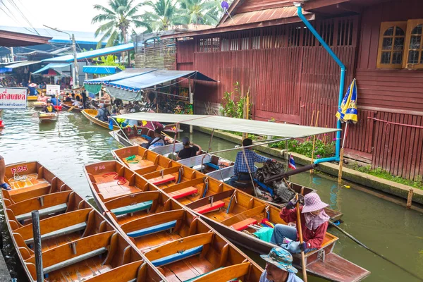 Bangkok, Tayland - 22 Mart 2018: Yüzen pazarda Tayland bir yaz günü