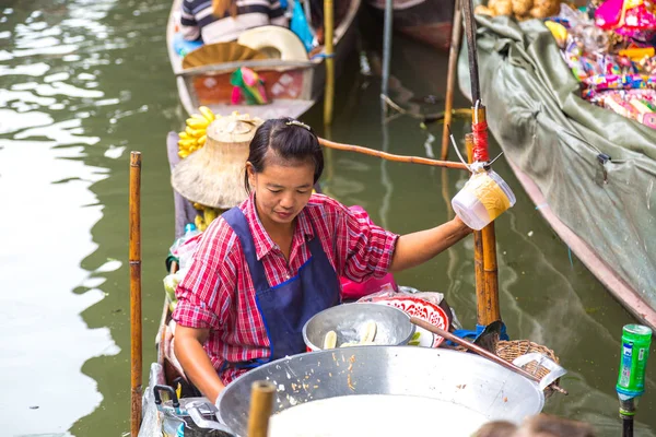 Bangkok, Tayland - 22 Mart 2018: Yüzen pazarda Tayland bir yaz günü
