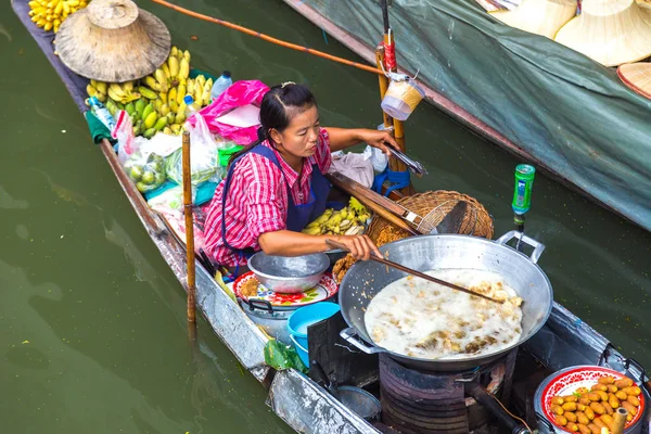 Bangkok, Tayland - 22 Mart 2018: Yüzen pazarda Tayland bir yaz günü