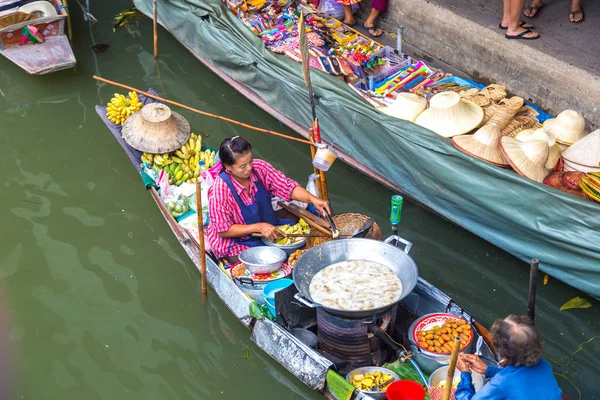 Bangkok, Tayland - 22 Mart 2018: Yüzen pazarda Tayland bir yaz günü