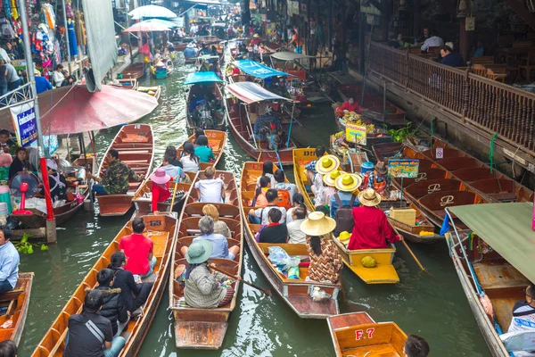 Bangkok, Tayland - 22 Mart 2018: Yüzen pazarda Tayland bir yaz günü