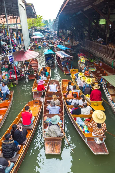 Bangkok, Tayland - 22 Mart 2018: Yüzen pazarda Tayland bir yaz günü