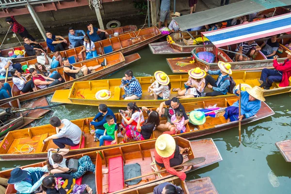 Bangkok, Tayland - 22 Mart 2018: Yüzen pazarda Tayland bir yaz günü