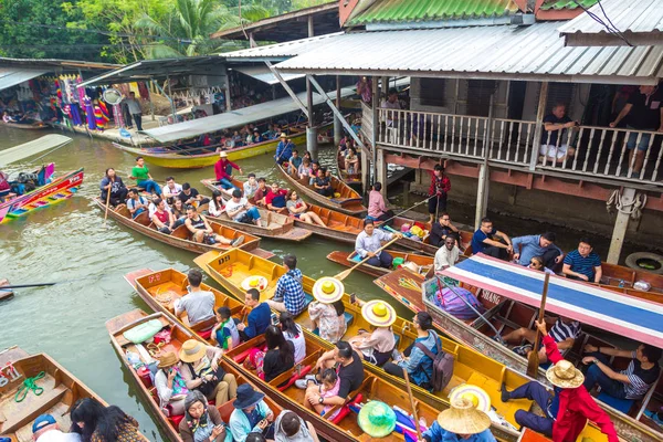 Bangkok, Tayland - 22 Mart 2018: Yüzen pazarda Tayland bir yaz günü