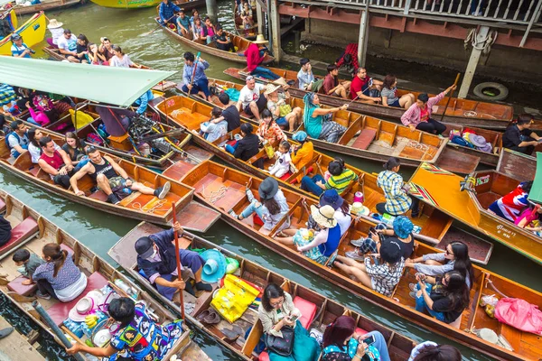 Bangkok, Tayland - 22 Mart 2018: Yüzen pazarda Tayland bir yaz günü