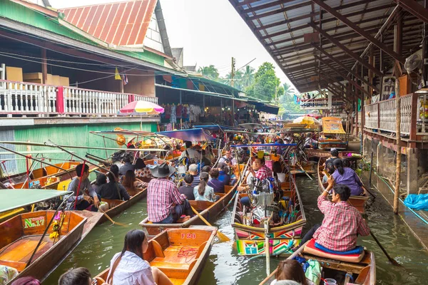 Bangkok, Tayland - 22 Mart 2018: Yüzen pazarda Tayland bir yaz günü