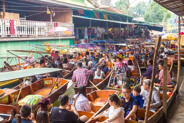 Bangkok, Tayland - 22 Mart 2018: Yüzen pazarda Tayland bir yaz günü