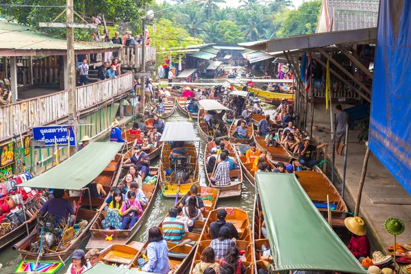 Bangkok, Tayland - 22 Mart 2018: Yüzen pazarda Tayland bir yaz günü