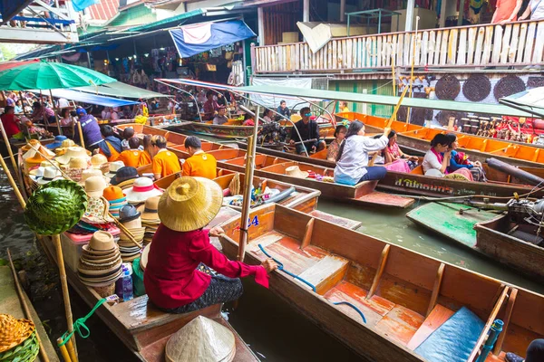 Bangkok, Tayland - 22 Mart 2018: Yüzen pazarda Tayland bir yaz günü