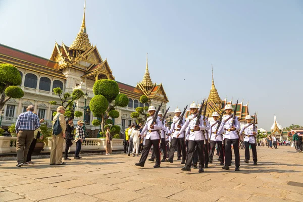 Bangkok, Tayland - 22 Mart 2018: Kings muhafız Grand Royal Palace Bangkok bir yaz günü içinde