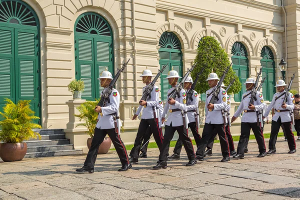 Bangkok, Tayland - 22 Mart 2018: Kings muhafız Grand Royal Palace Bangkok bir yaz günü içinde